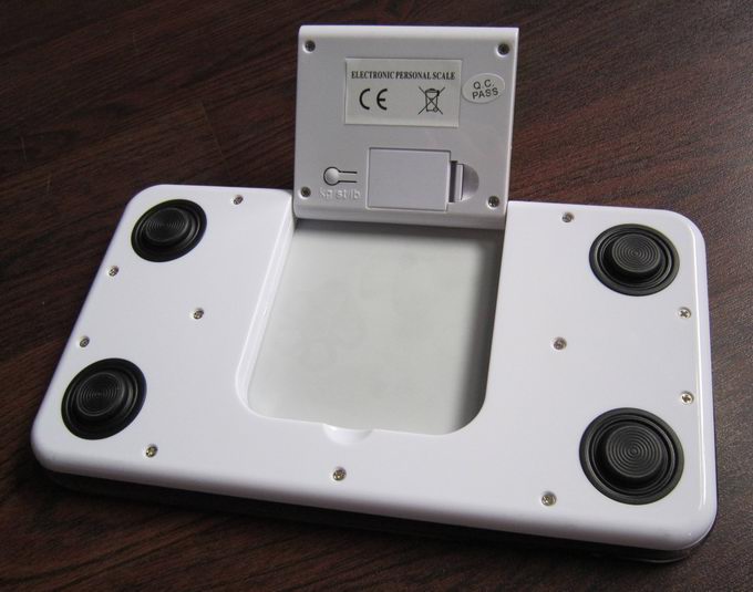 Electroinc bathroom scale with reversible LCD