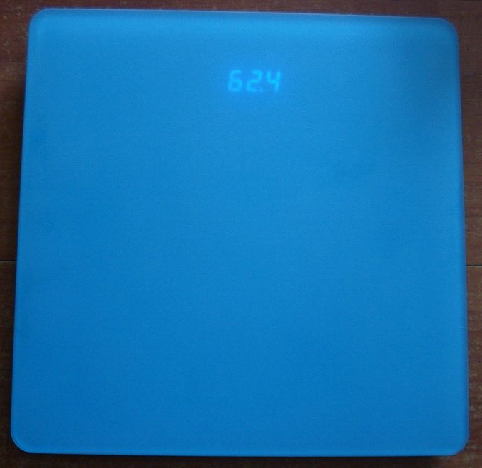 LED bathroom scale with antislip frosted platform